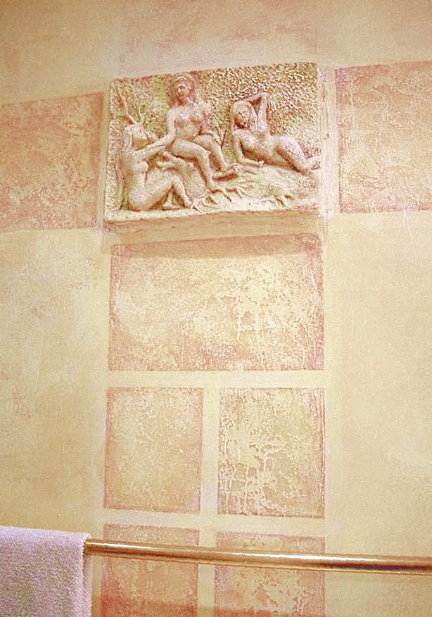 Wandkunst im Bad: von steinartige, archaische Flchen mit skulpturalen Elementen.