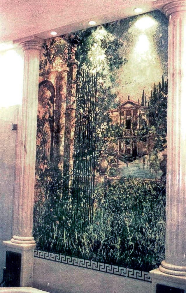 Glanzvolle Raumkunst im Bad: Interkolumnenmalerei zwischen marmornen Säulen.