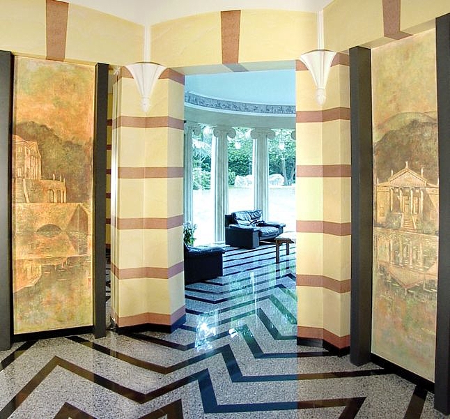 Wandkunst, in Harmonie mit der Architektur, aus sonnigen Flächen und Wandgemälden von Palästen, alt und modern zugleich.